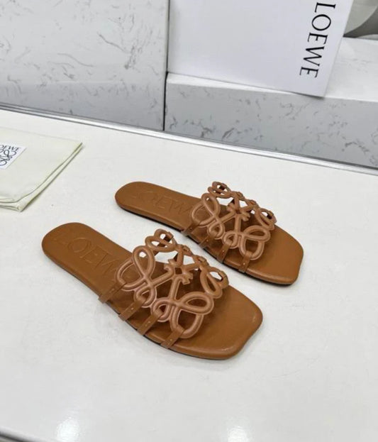 LW flat sandals
