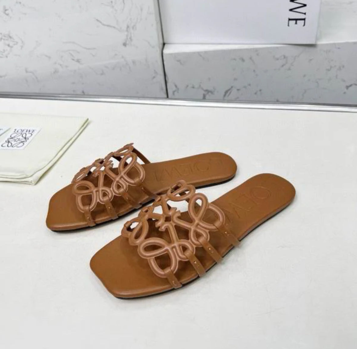LW flat sandals