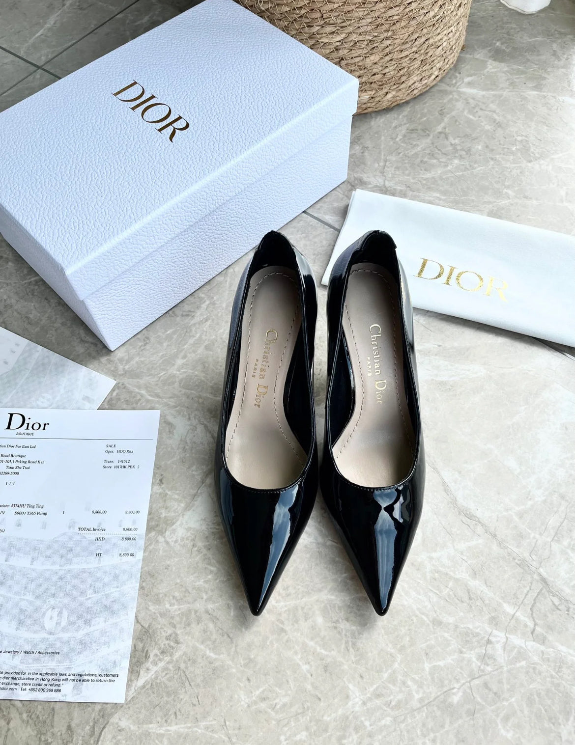 Black pointed heels with pearl