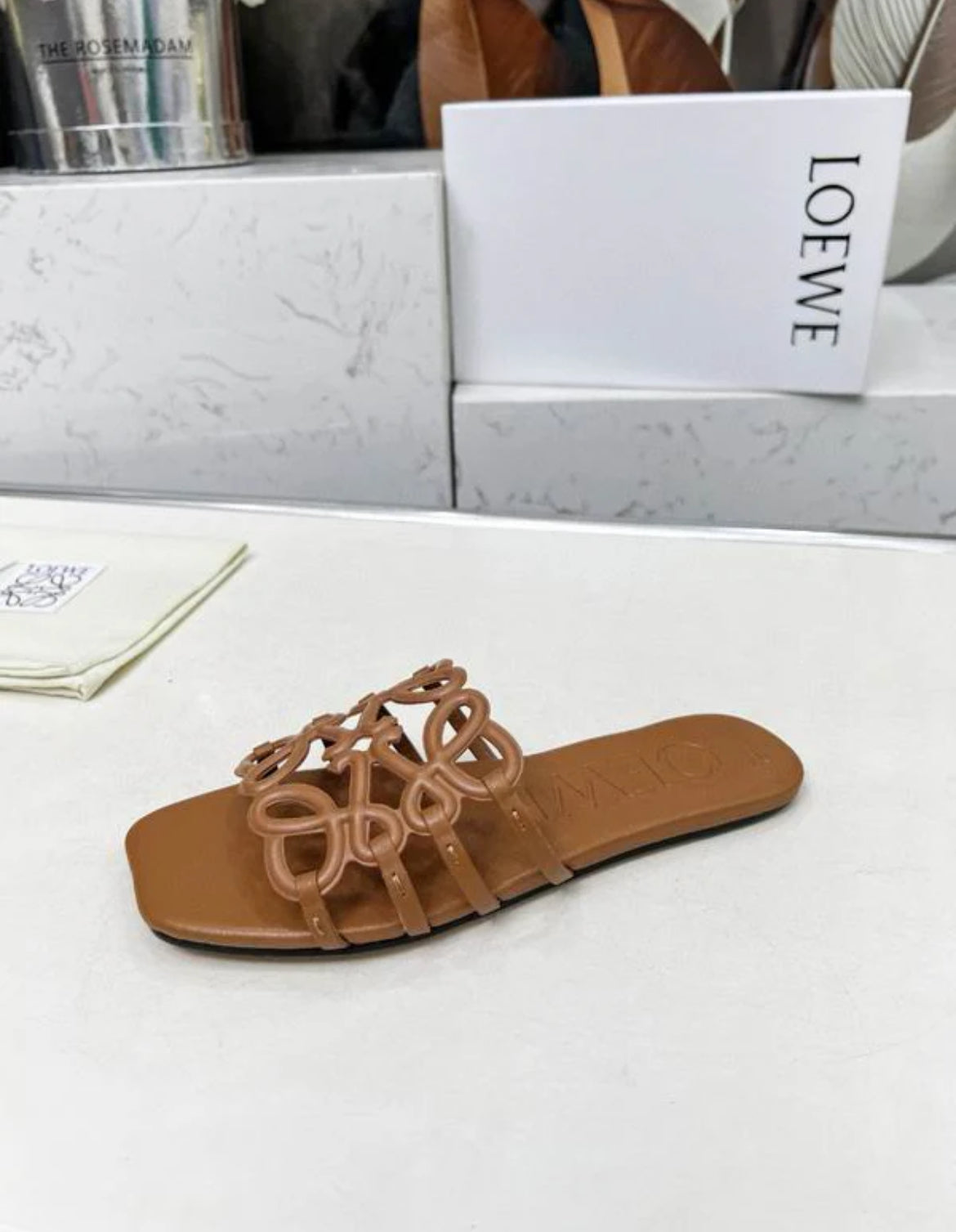 LW flat sandals