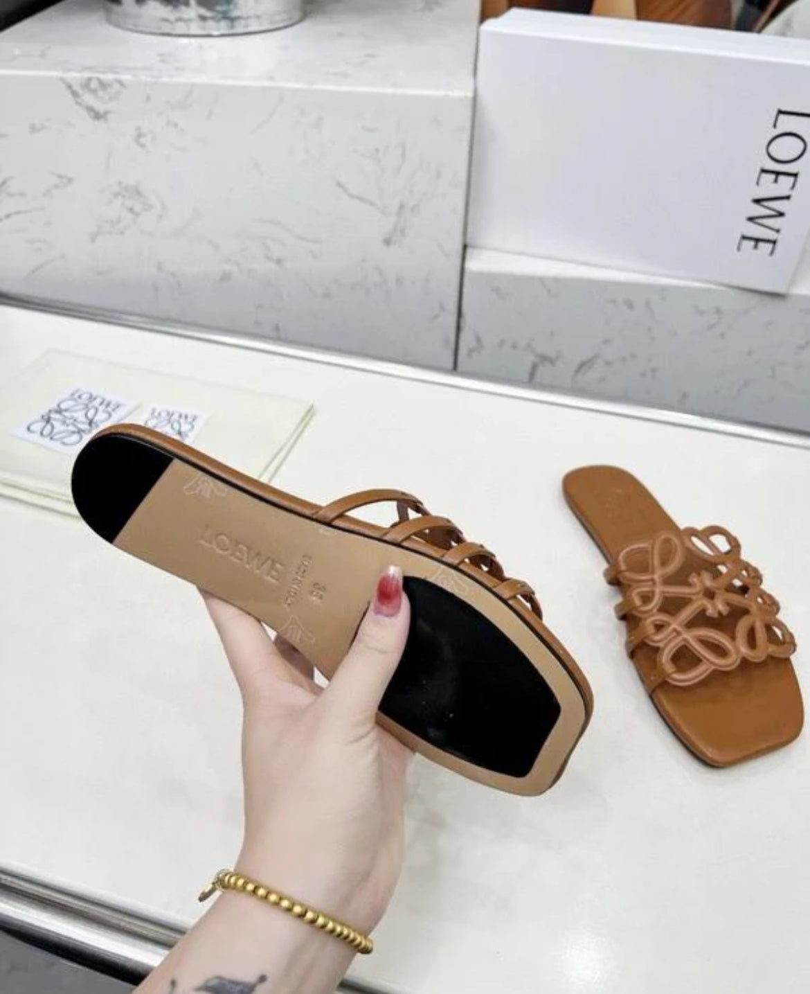 LW flat sandals