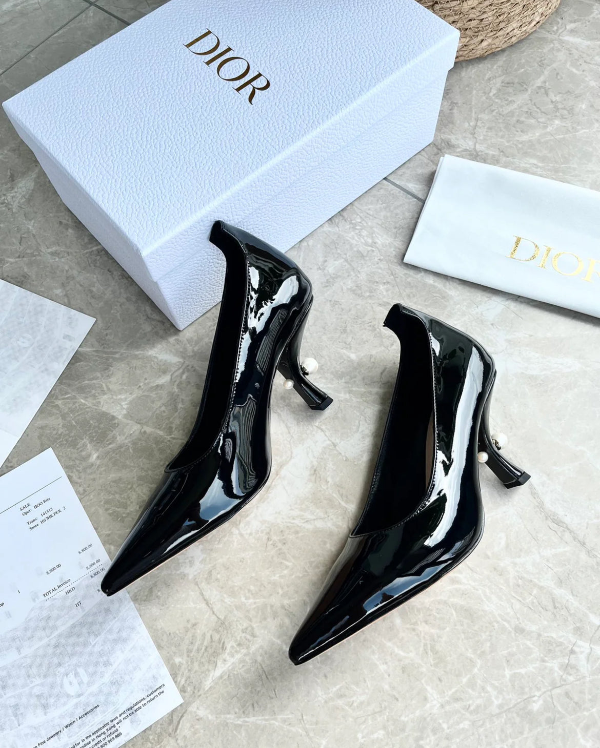 Black pointed heels with pearl